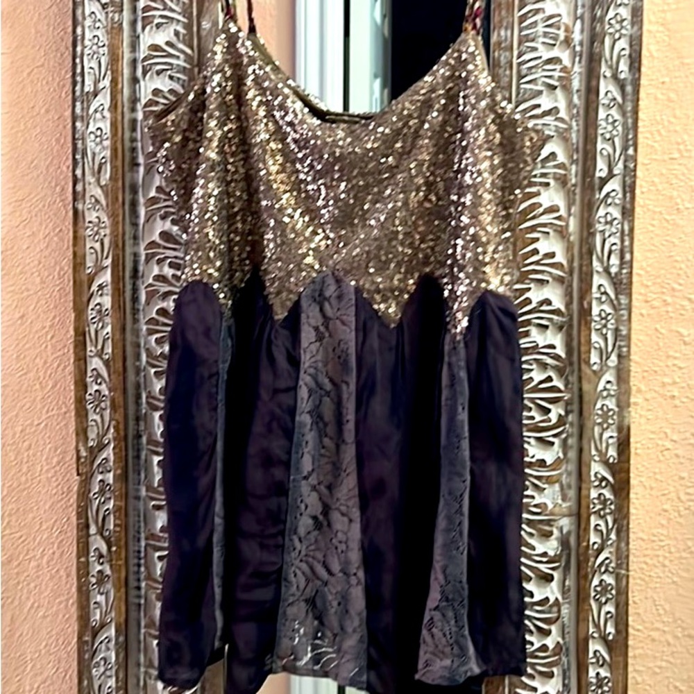 Sleeveless Blouse in Medium. Gimmicks By BKE.